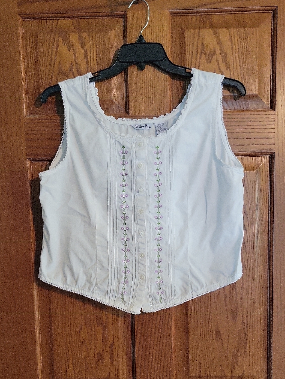 Willow Bay White Sleeveless Embroidered Button-Front Top